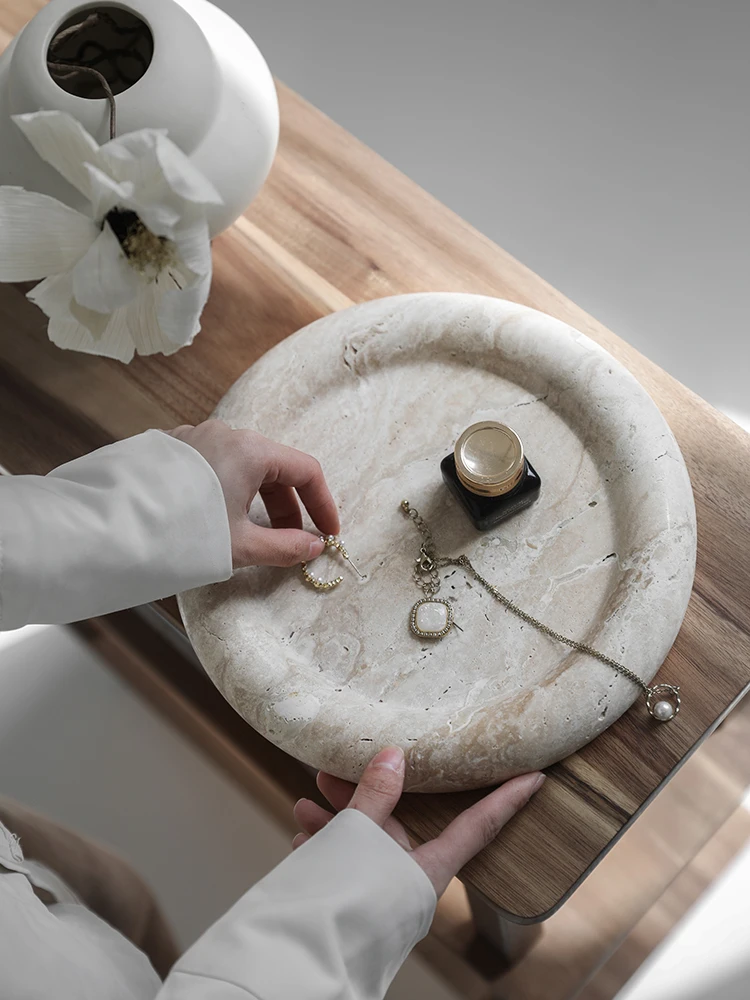 Home Bathroom Trends - トレンドのベージュトラバーチン製サービングトレイ、家の装飾、バスルーム、ヴィンテージ風バニティトレイ、装飾的な丸型ジュエリートレイ